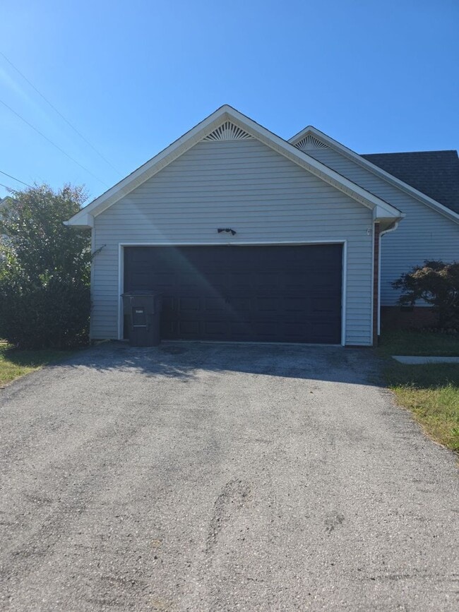 Foto del edificio - Beautifully Renovated 3-Bedroom Single-Family Home with 2-Car Garage Near HWY 111