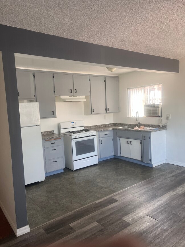 Building Photo - 720 E Fairview Blvd