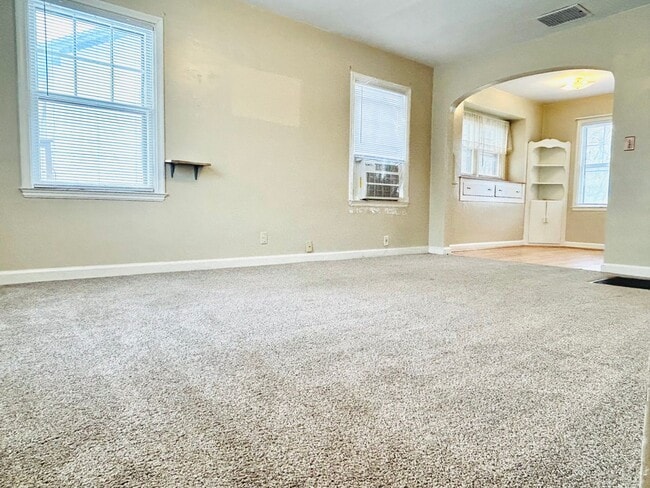 Building Photo - Spacious 2 Bedroom Home