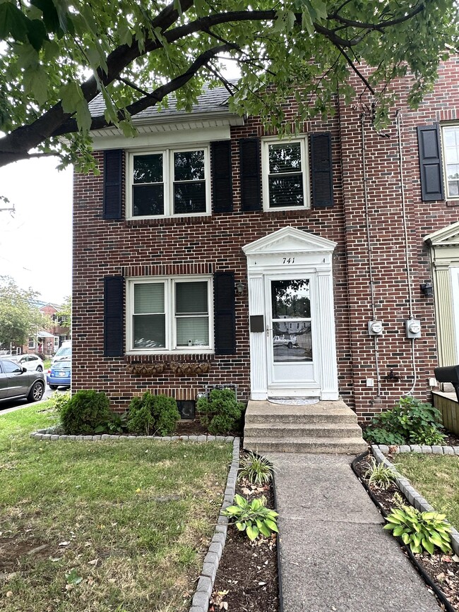 Building Photo - 741 N Marshall St