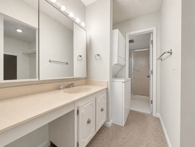 Building Photo - "Experience Luxury Living: Spacious 2-Bed, 2-Bath Condo in North Palm Beach!"
