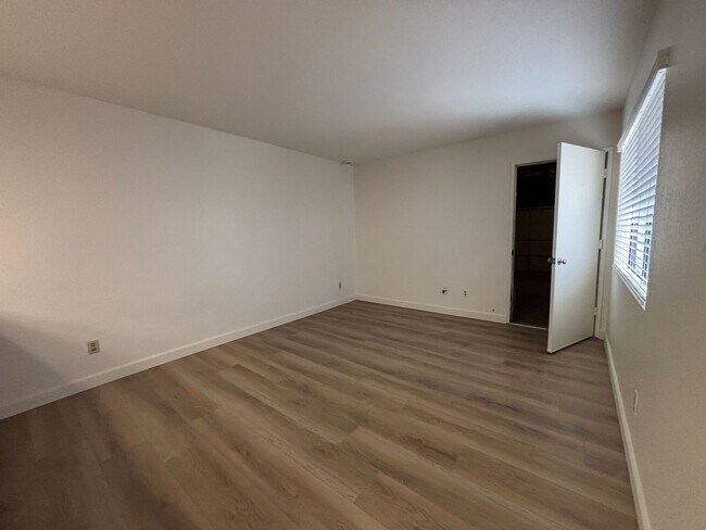 Foto del edificio - Spacious Updated Bonita Condo