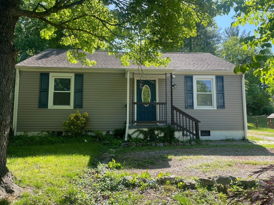 Knoxville 37920 - Adorable 2 bedroom 1 bath home in the Heart of South Knoxville-Pet Friendly - C... - Knoxville 37920 - Adorable 2 bedroom 1 bath home in the Heart of South Knoxville-Pet Friendly - C...