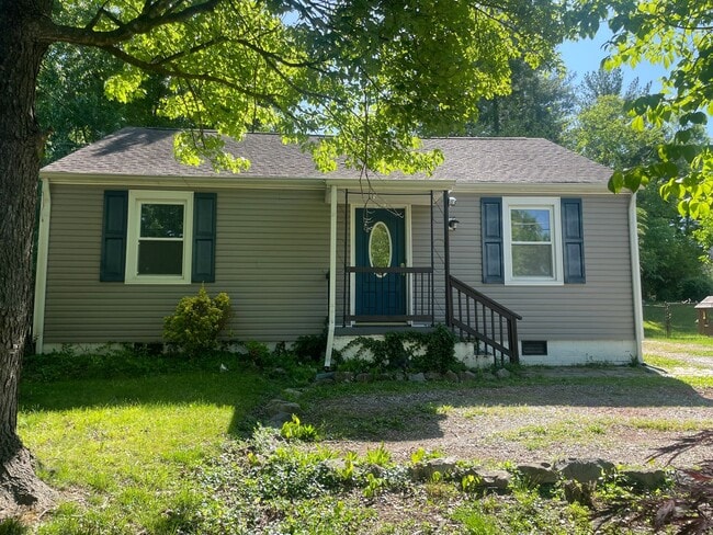 Knoxville 37920 - Adorable 2 bedroom 1 bath home in the Heart of South Knoxville-Pet Friendly - C... - Knoxville 37920 - Adorable 2 bedroom 1 bath home in the Heart of South Knoxville-Pet Friendly - C...