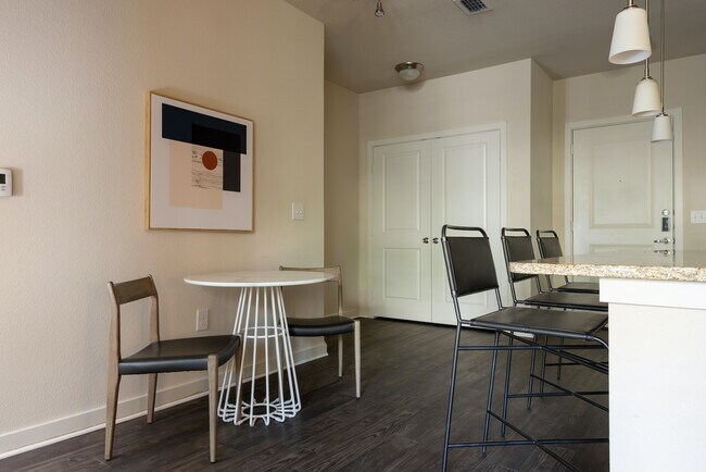 Foto del edificio - 1700 E 4th St