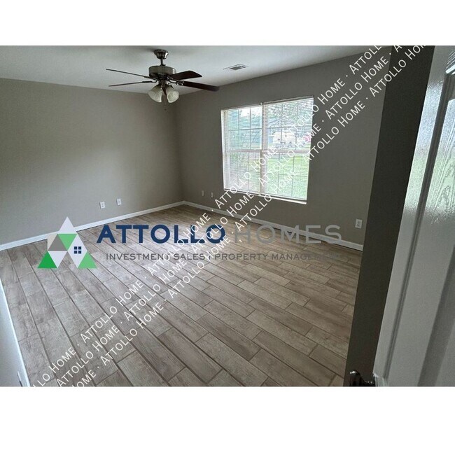 Building Photo - Spacious Brick Home