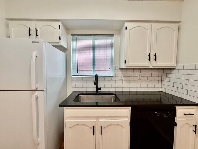 Foto del edificio - Immaculately Improved 2 Bedroom / 1 Bathroom Duplex & Immediately Available!