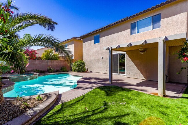 Foto del edificio - Southwest Pool Home With First Floor Bed And Bath