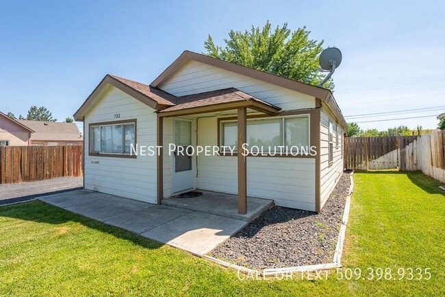 Building Photo - Charming home on a large lot!