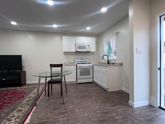 Building Photo - 1367 W 12th St