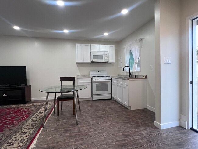 Foto del edificio - 1367 W 12th St