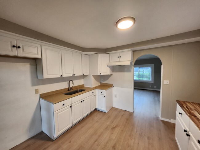 Building Photo - 210 Kirsch Dr