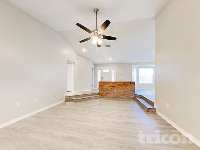 Building Photo - 801 Maraval Ct