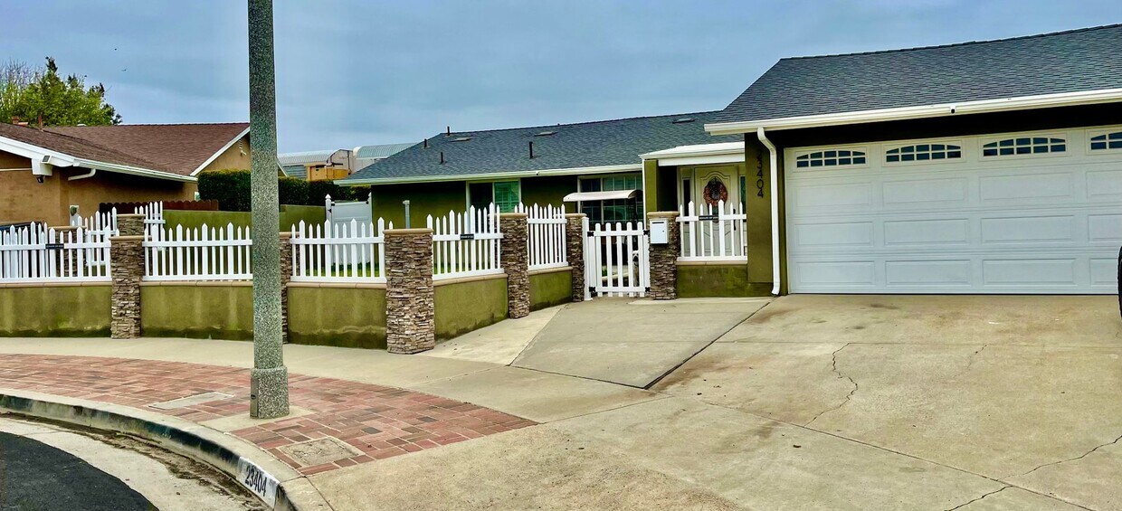 Foto principal - BEAUTIFUL 4 BEDROOM 3 BATH HOME