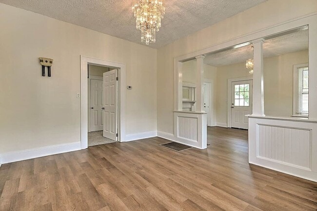 Building Photo - Modernized Historic 2 Bedroom 1 Bath Home ...