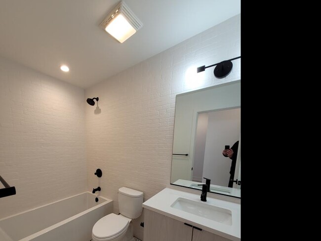 Building Photo - 2 bedroom in Chicago IL 60660