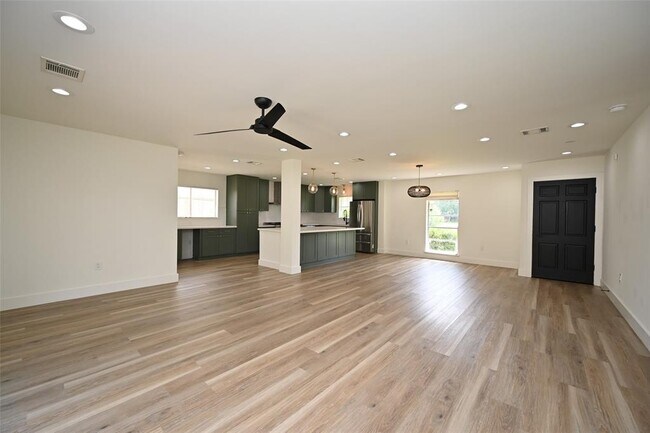 Foto del edificio - 3007 Maple Grove Ln