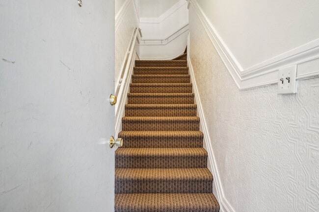 Building Photo - Large, pet friendly 3BR/1BTH flat near Ala...
