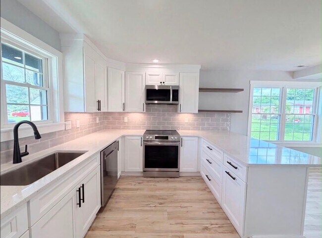 Building Photo - 80 Wooded Ridge Dr
