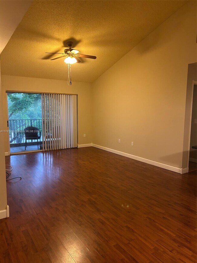 Foto del edificio - 1707 Village Blvd