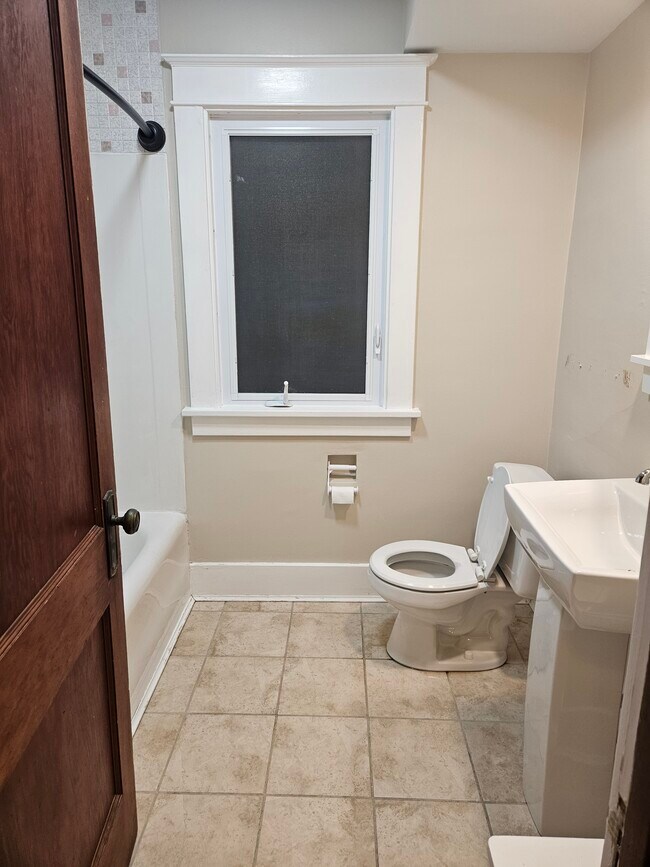 Baño - 816 Aurora Ave