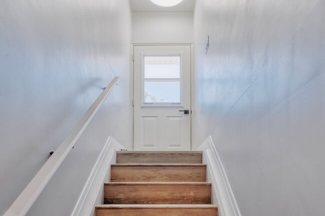 Building Photo - Beautiful 2 Bedroom Basement Apartment – A...