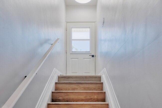 Photo du bâtiment - Beautiful 2 Bedroom Basement Apartment – A...