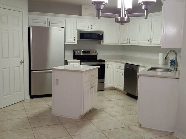 Foto del edificio - Large 3/2 Family Home that is Conveniently located off Blue Angel PKWY