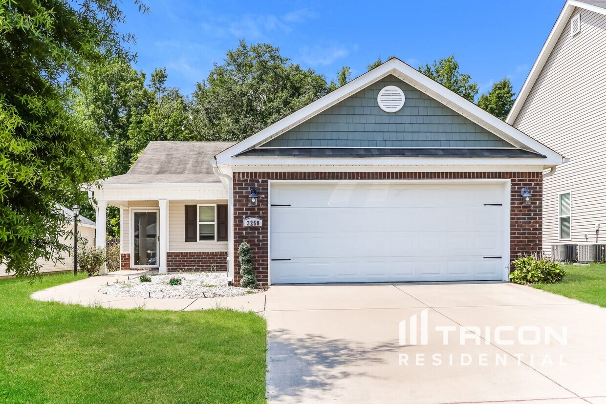 Foto principal - 3250 Alexandria Dr
