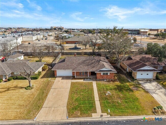 Building Photo - 3017 Oaklawn Dr