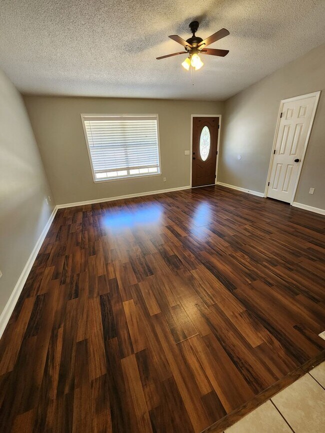 Building Photo - 1011 Farr Ct