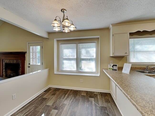 Foto del edificio - 6515 Birdsong Ln