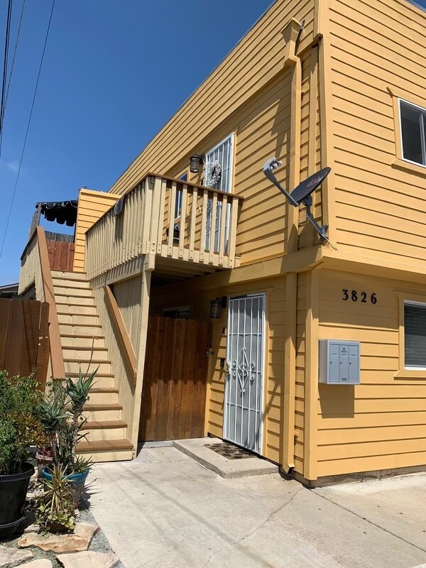 Entry - 3826 Monroe Ave