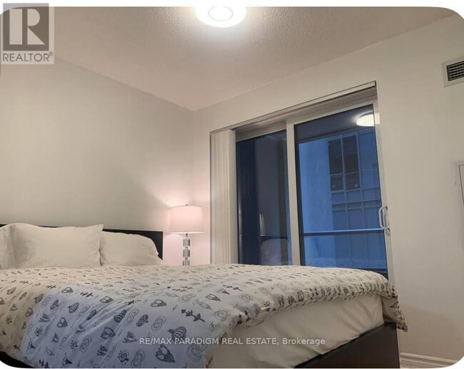 Building Photo - 250 Wellington St W