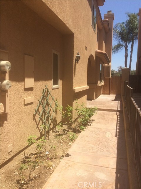Foto del edificio - 2091 Lakeshore Dr