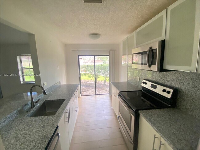 Foto del edificio - 9269 W Sunrise Blvd