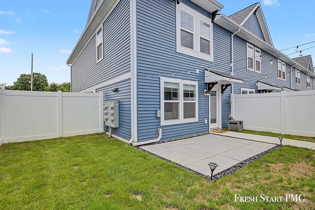 Building Photo - 3-Bed with 2.5 Baths in Rockford's Serene Setting with Fenced in Yard