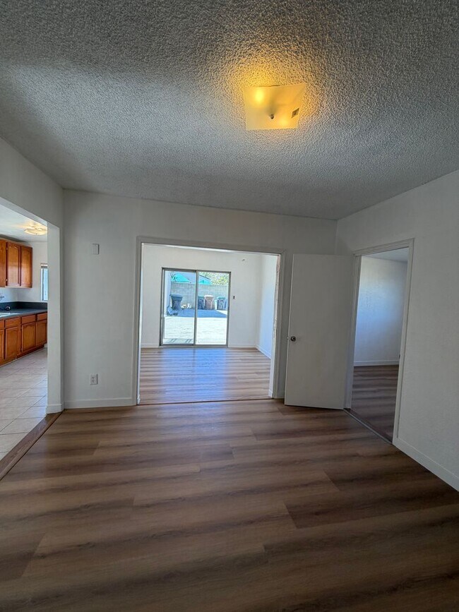 Foto del edificio - 10031 Larson Ave