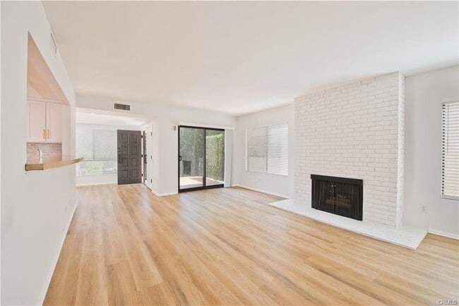 Foto del edificio - 4441 Saugus Ave