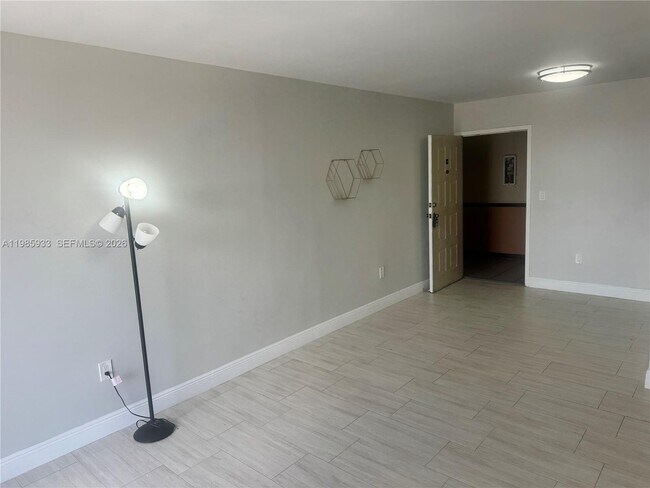 Foto del edificio - 8075 NW 7th St