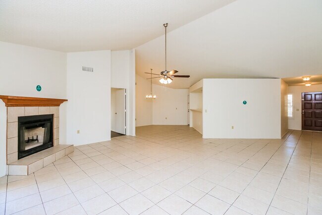 Building Photo - 4837 E Grandview St