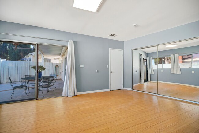 Foto del edificio - 15157 Valleyheart Dr