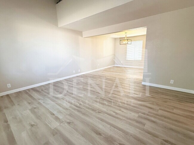 Foto del edificio - 1529 E Edgewater Dr