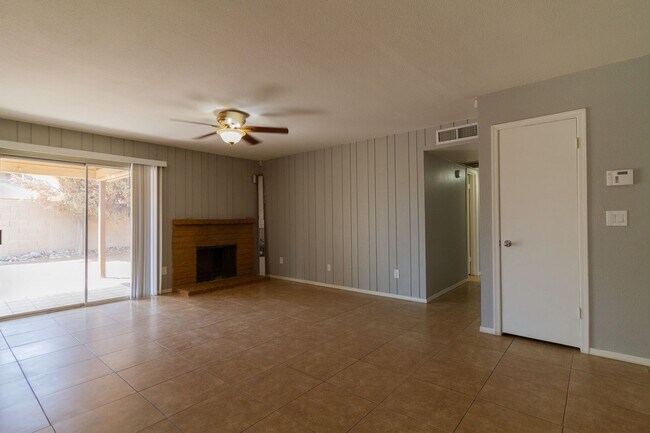 Building Photo - SUPER 3 BEDROOM 2 BATH SINGLE STORY HOME -...