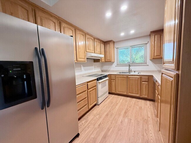 Foto del edificio - 3-BED 2-BATH WITH SPACIOUS BONUS FAMILY ROOM IN QUIET NEIGHBORHOOD