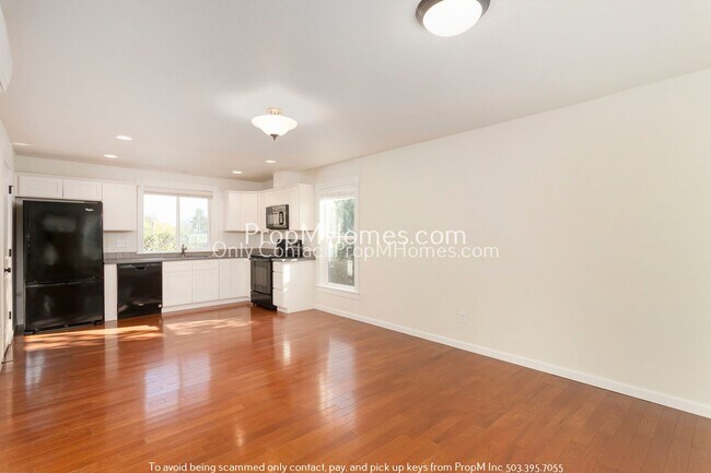 Foto del edificio - Enchanting 2-Bedroom Gem in SE Portland - End Unit!
