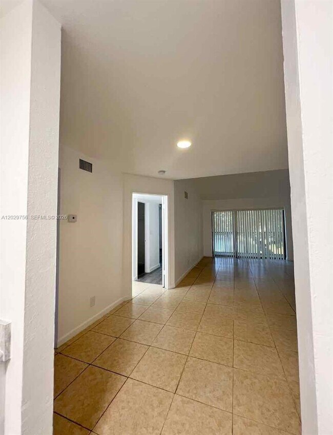 Foto del edificio - 8719 NW 39th St