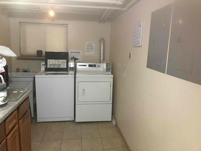 Foto del edificio - 4832 W Oakdale Ave