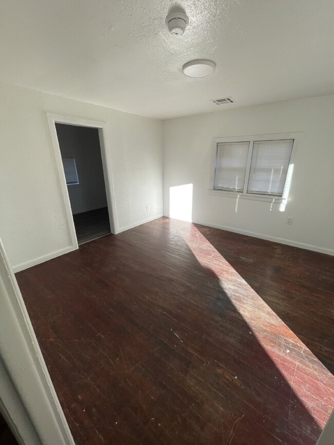 Building Photo - Newly remodeled 1 bedroom / 1 bathroom wit...