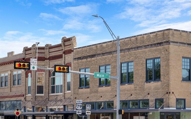 Building Photo - 102 E 2nd St